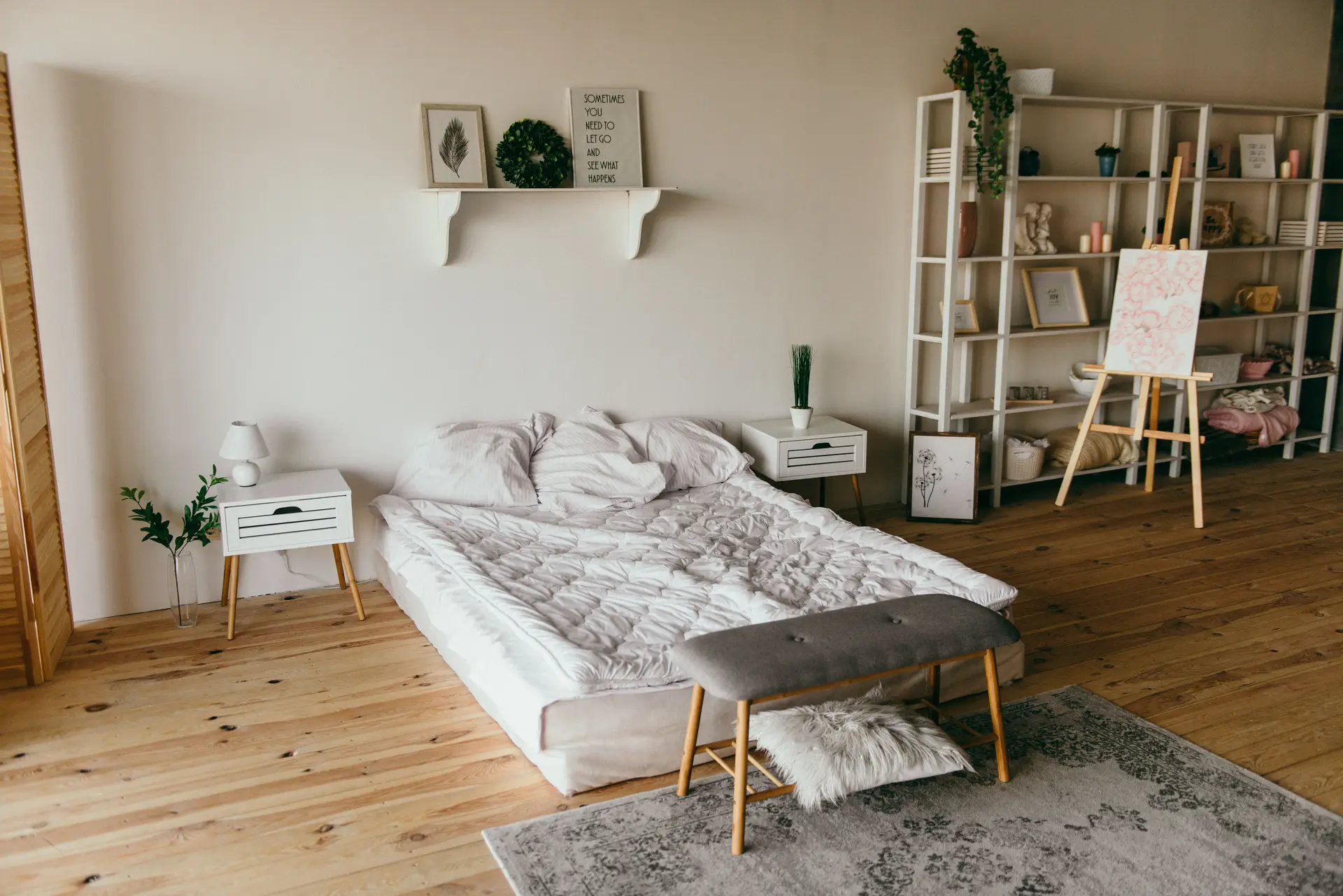 Moderni makuuhuone minimalistisella sängyllä